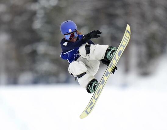 女子スロープスタイル決勝　滑走する深田茉莉＝リビーニョ（共同）