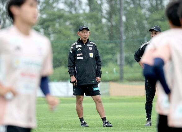 初采配前日の練習を見守る入江徹新監督=6月24日、聖籠町