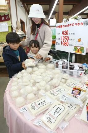 正月の食材を求める買い物客らでにぎわった農産物直売所「にいがた村」＝３０日、新潟市南区