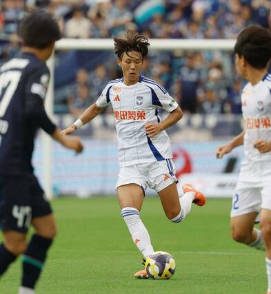 福岡－新潟　後半、パスを出すＤＦ稲村＝６月２１日、福岡市のベスト電器スタジアム