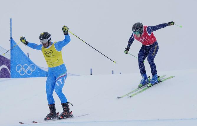 男子スキークロス決勝　滑走する古野慧（左）＝リビーニョ（共同）