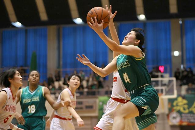 女子決勝　開志国際－新潟産大付　２連覇を果たした新潟産大付の主将、泉水葵衣（右）＝２５日、新潟市の鳥屋野総合体育館