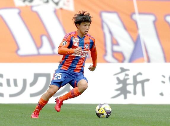 新潟-横浜FC 前半、攻め上がるDF藤原奏哉=ビッグスワン