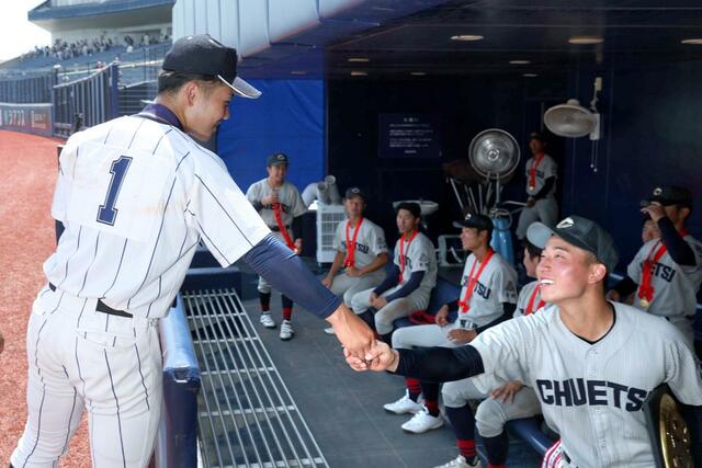 中越－新潟産大付　試合後、中越の選手と健闘をたたえ合う新潟産大付のエース小平乃希＝エコスタ