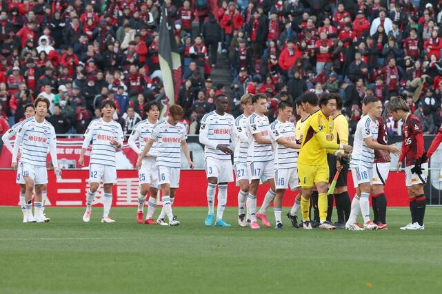 勝ち点1をあげ、自力でのJ1残留を決めた新潟の選手たち=12月8日、さいたま市