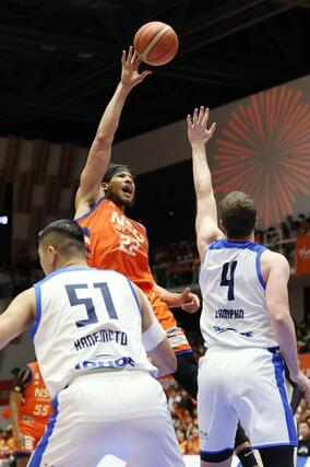 新潟-東京Z 第3クオーター、シュートを決めるハント=アオーレ長岡