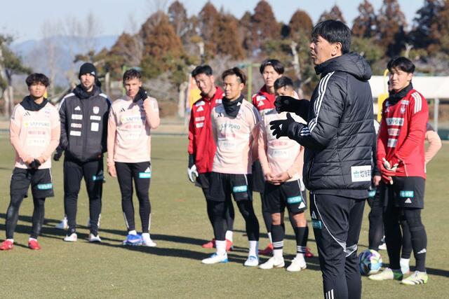 選手に語りかける船越優蔵監督（右）＝宮崎県都城市