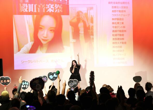 スナックなどに勤める女性スタッフらが歌声を競った前回の殿町音楽祭＝２０２５年８月、アオーレ長岡