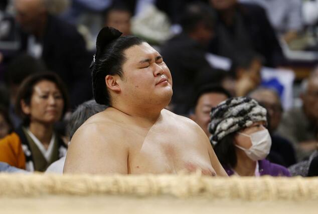 琴桜に寄り切りで敗れ厳しい表情の大の里＝福岡国際センター