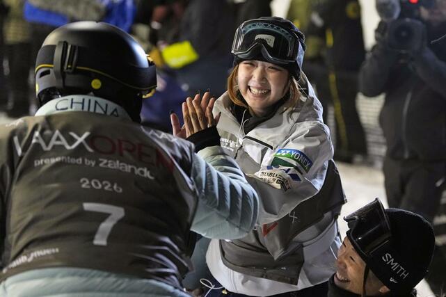 ハーフパイプ第５戦、女子決勝を終えた工藤璃星＝ラークス（共同）