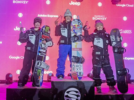 「ザ・スノーリーグ」の第１シーズン最終第４戦で優勝した清水さら（中央）と２位の工藤璃星（左）＝ラークス（共同）