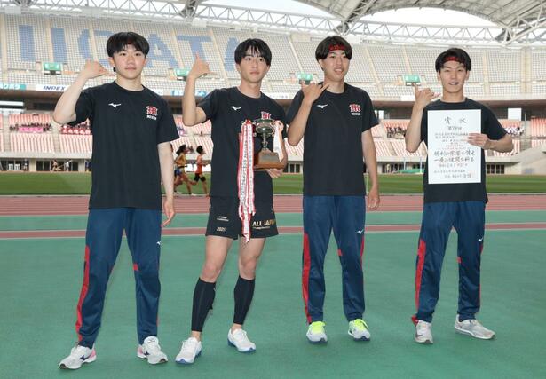 男子400メートルリレーで優勝した新潟明訓。左から村上、中澤、加藤、曾山=デンカビッグスワン