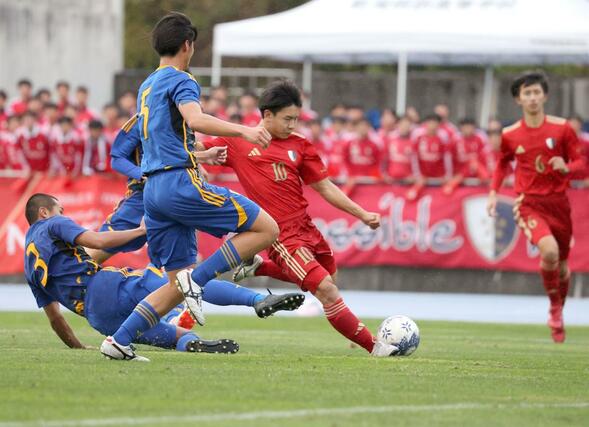 準決勝　開志学園ＪＳＣ－新潟明訓　後半３２分、新潟明訓のＦＷ田代蓮翔が決めて４－２＝新発田市五十公野公園陸上競技場