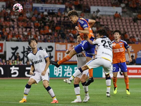 新潟－磐田　後半、ＦＷ谷口海斗が頭で狙うもゴールならず＝ビッグスワン