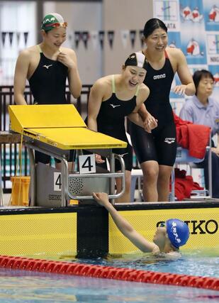 女子８００メートルリレー　大会新記録で優勝した長岡大手の選手たち＝ダイエープロビスフェニックスプール