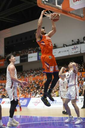 新潟－岐阜　第３クオーター、ダンクシュートを決めるハント＝アオーレ長岡