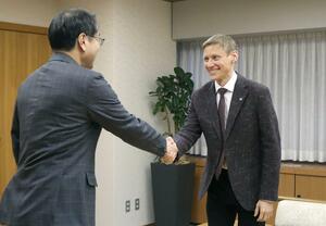 離任あいさつをした市国際交流員のスクヴォルツォフ・ミハイルさん＝新潟市役所