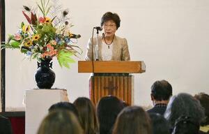 　児童養護施設「野の花の家」の創立記念式典であいさつする花崎みさを＝２０２３年５月、千葉県木更津市