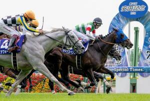 　第７６回安田記念を制した武豊騎乗のシックスペンス（右）＝東京競馬場