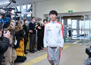 市職員や市民に迎えられる山本唯翔選手=5日、十日町市役所