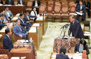 衆院予算委の集中審議で、立憲民主党の野田代表(左手前)の質問に答弁する石破首相=4日午前