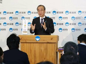 JA県厚生連病院への財政支援について語る花角英世知事=11月20日、県庁