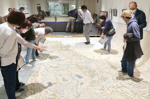 「正保越後国絵図(元禄年間写)」の原寸大レプリカを眺める来場者=新発田市中央町4