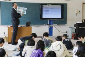 亀代小の5年生が動画やクイズを通して新潟東港への理解を深めた出前授業=新潟県聖籠町次第浜