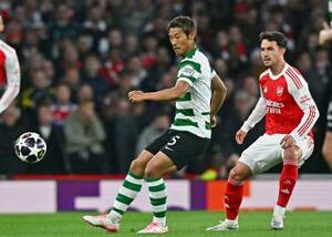 アーセナル戦でプレーするスポルティングの守田(左)=ロンドン(共同)
