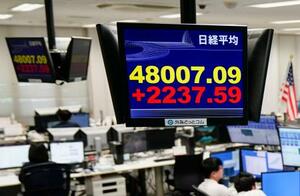 取引時間中として初めて4万8000円台となった日経平均株価を示すモニター=6日午後、東京都港区の外為どっとコム