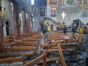 22日、シリアのダマスカスにある教会で起きた自爆テロの被害状況を調べる関係者ら(国営通信提供、AP=共同)