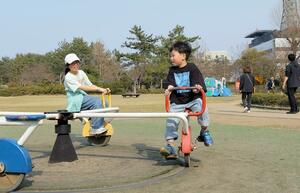 半袖になって元気に遊具で遊ぶ子どもたち=30日、新潟市中央区の県立鳥屋野潟公園