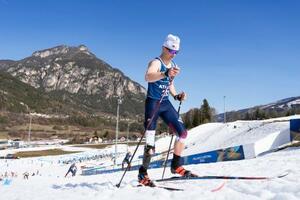 　気温が上がる中、タンクトップ姿で練習する選手＝５日、イタリア・テーゼロ（共同）