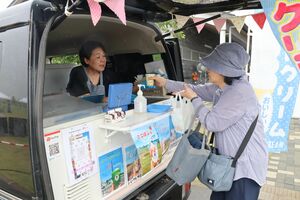 夏を感じさせるスイーツなどが並んだサマースイーツフェスタあがの=阿賀野市窪川原