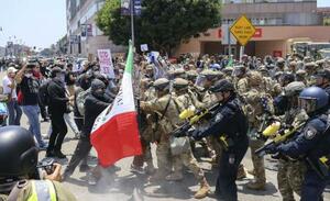 　２０２５年６月、米ロサンゼルスの連邦施設付近で衝突する州兵と移民摘発の抗議者ら（共同）