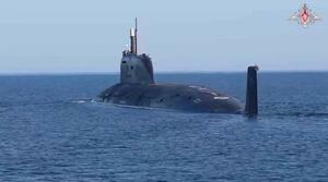 北極圏バレンツ海で軍事演習するロシアの原子力潜水艦=9月(ロシア国防省のテレグラムから)