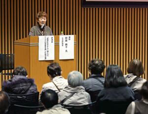 吉沢久子さんの思い出や、シニアの暮らし方について語る阿部絢子さん=新潟市中央区万代3