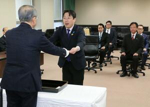 当選証書を受け取る内山航氏＝１１日、県庁