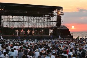2019年に開催された「日本海夕日コンサート」=新潟市西区の青山海岸
