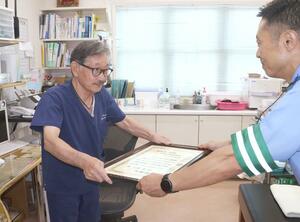 感謝状を受け取る安部龍一さん=南魚沼市塩沢