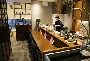 カフェ「ボン・ヴィヴァン」。落ち着いた空間でワインやコーヒー、ちょっとした食べ物を楽しむことができる=新潟市西区