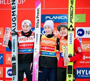 W杯ジャンプ女子個人最終第33戦で3位となった丸山希(右)。中央は優勝したニカ・プレブツ=プラニツァ(共同)