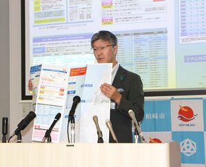 柏崎市の津波ハザードマップを説明する桜井雅浩市長=7月3日、柏崎市役所