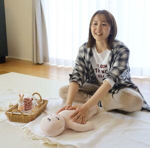 「ベビーマッサージの良さを多くの人に伝えたい」と話す小野彩さん=村上市桃川