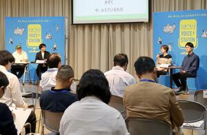 ひきこもりを経験した人やその家族が登壇したトークイベント=11日、新潟市東区卸新町2