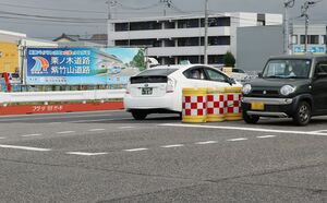 栗ノ木バイパス周辺で行われている工事の看板。「栗ノ木道路」と書かれている＝新潟市中央区