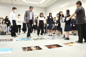 生徒に公開して行われた県高校総合文化祭写真専門部展の2次審査=10月17日、新潟市中央区一番堀通町
