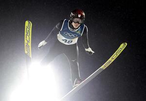 男子個人ラージヒルで銀メダルを獲得した二階堂蓮の１回目の飛躍＝プレダッツォ（共同）