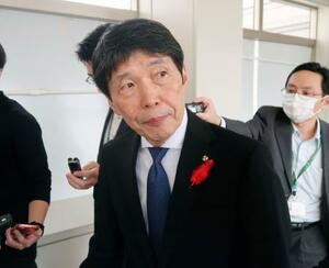 記者団の取材に応じる群馬県の山本一太知事=2日午後、前橋市