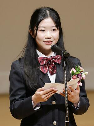 勇志国際高が開いた壮行会に出席し、活躍を誓うフィギュアスケート女子五輪代表の中井亜美=千葉県流山市